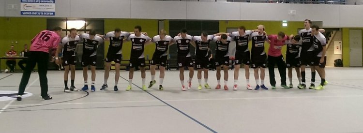 Houten geeft talentenploeg van Bevo handbal les