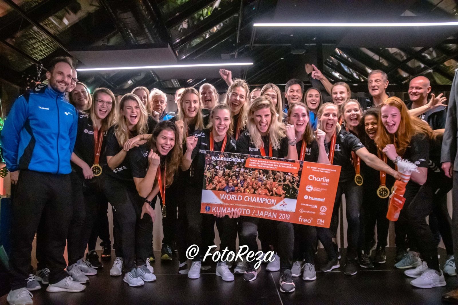 NEDERLAND BEGINT AAN NIEUWE WK-DROOM; HALVE FINALE IS STREVEN