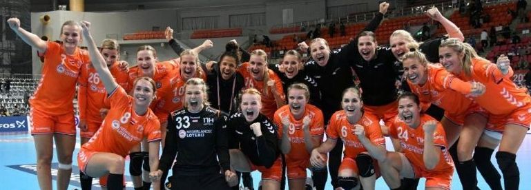 Oranje na schitterend en bizar handbalgevecht naar WK-finale