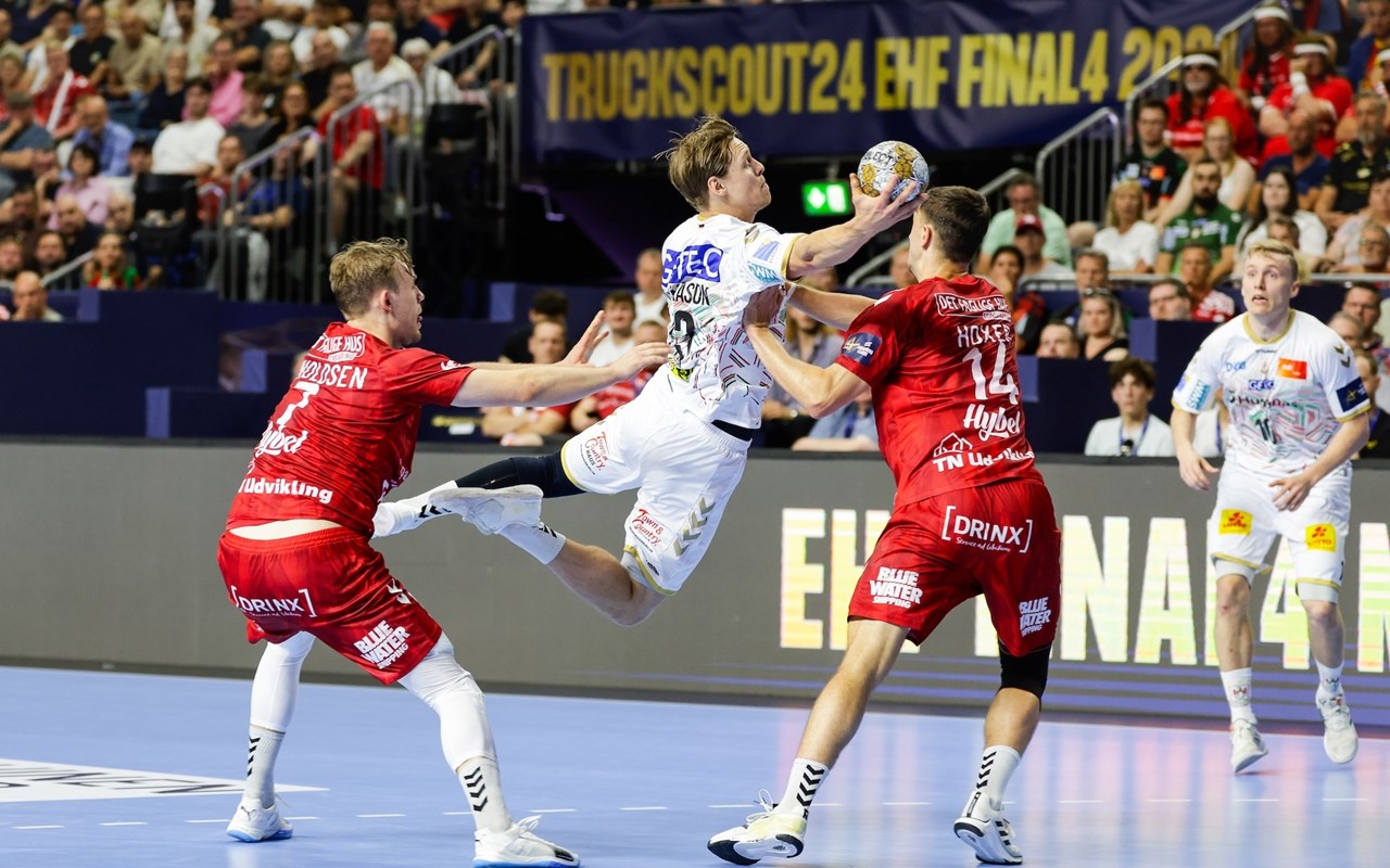 AALBORG SCHAKELT KAMPIOEN MAGDEBURG UIT; HANSEN NOG IN RACE VOOR CL-TITEL