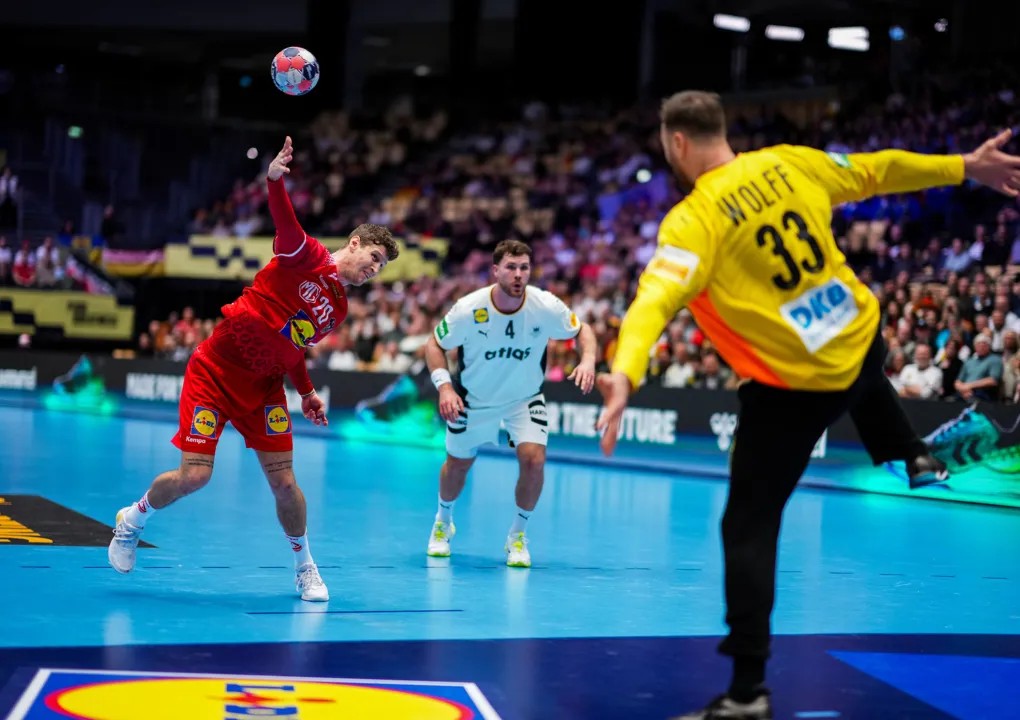 DAG 1: REGEREND KAMPIOEN FRANKRIJK WINT RUIM; DUITSLAND STERKSTE IN PIKANT DUEL