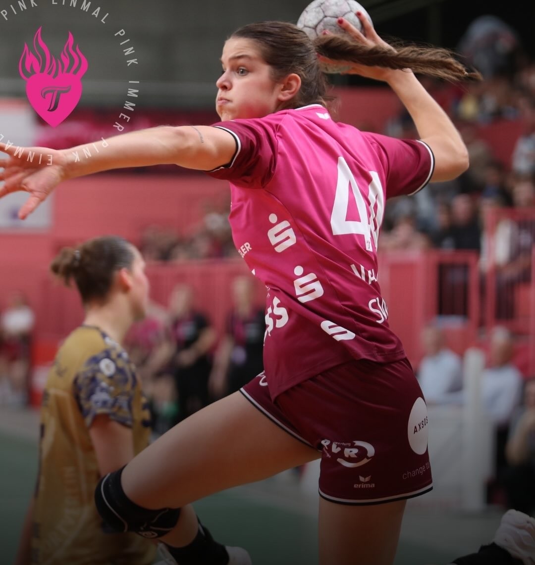 LOÏS VAN VLIET HALF JAARTJE UITGELEEND AAN DEENSE IKAST