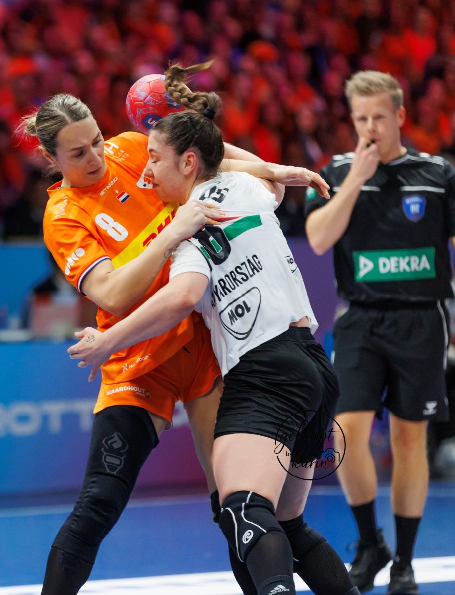 WINST OP HONGARIJE: ORANJE DENDERT DOOR NAAR HALVE FINALE
