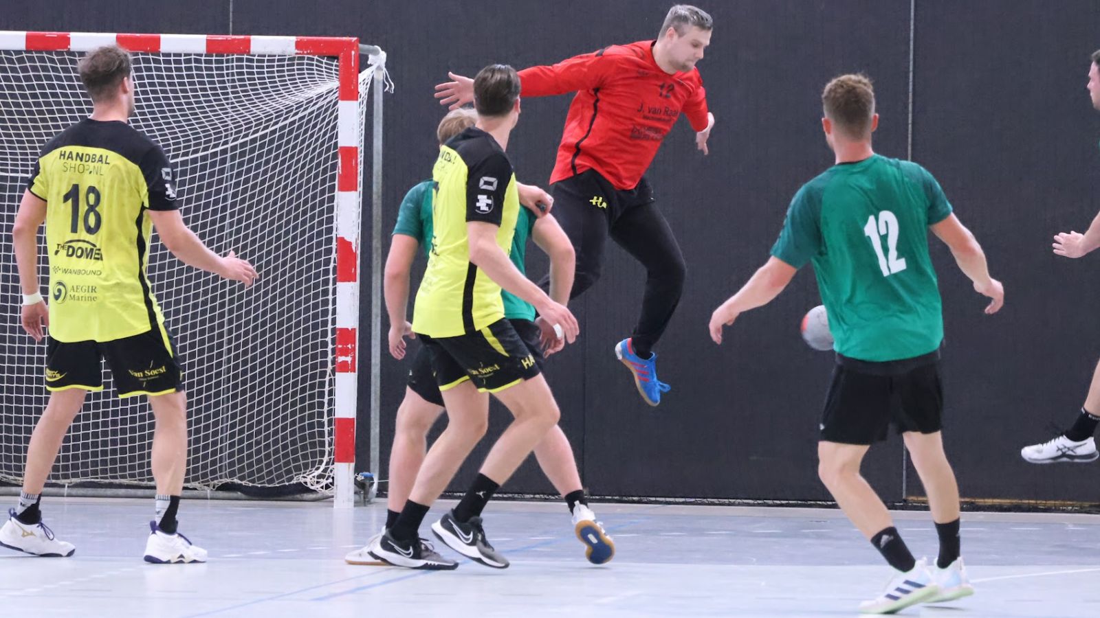 GEMOTIVEERD BFC DWINGT HOUTEN TOT HET UITERSTE