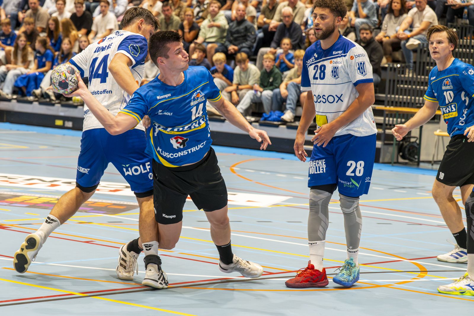 BOCHOLT IN THUISDUEL OVERTUIGEND LANGS IZEGEM