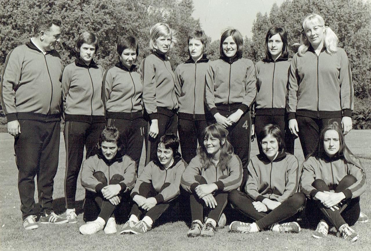 OUD-SWIFT-KEEPSTER DINY VAN MAANEN OVERLEDEN