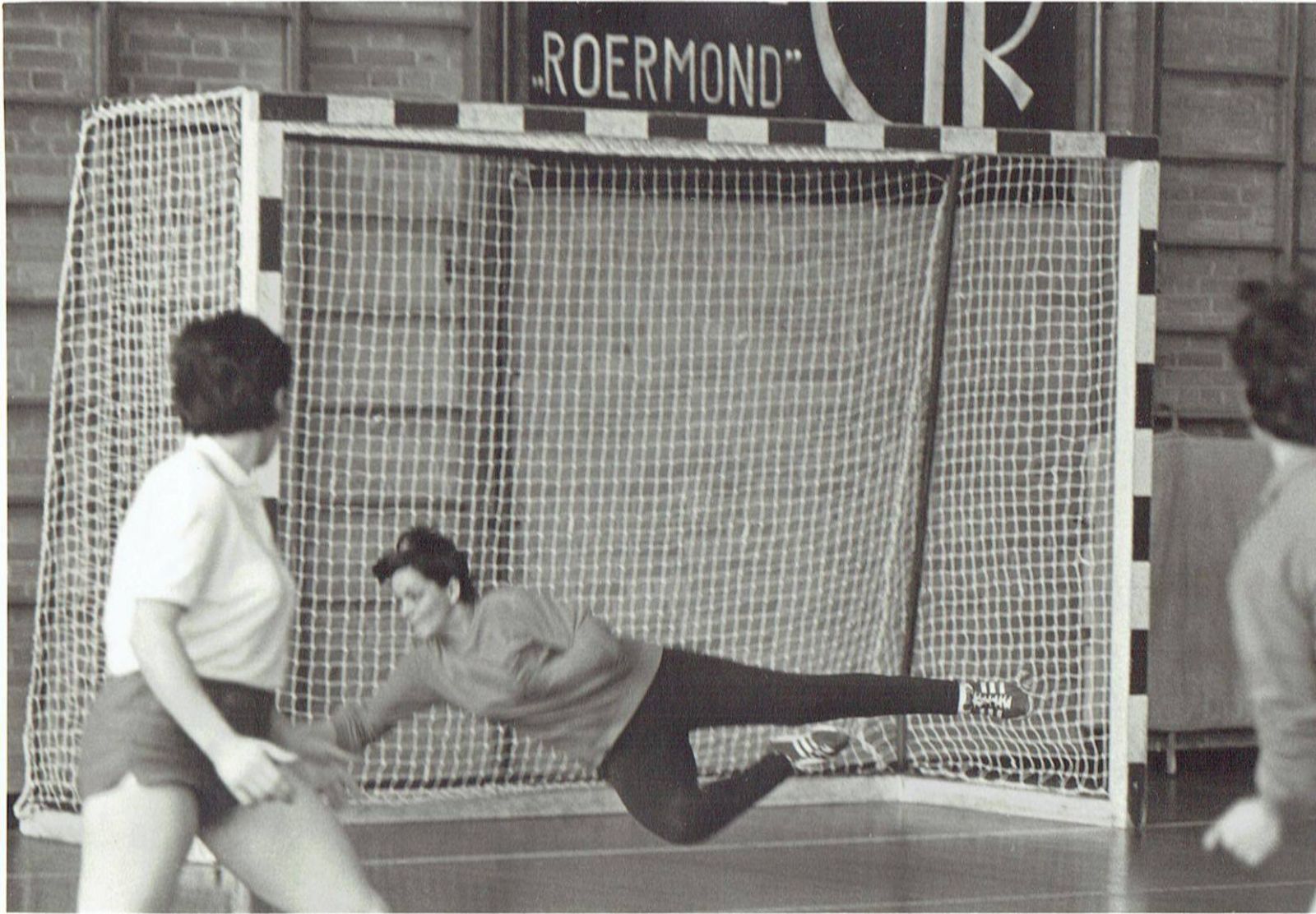 OUD-SWIFT-KEEPSTER DINY VAN MAANEN OVERLEDEN