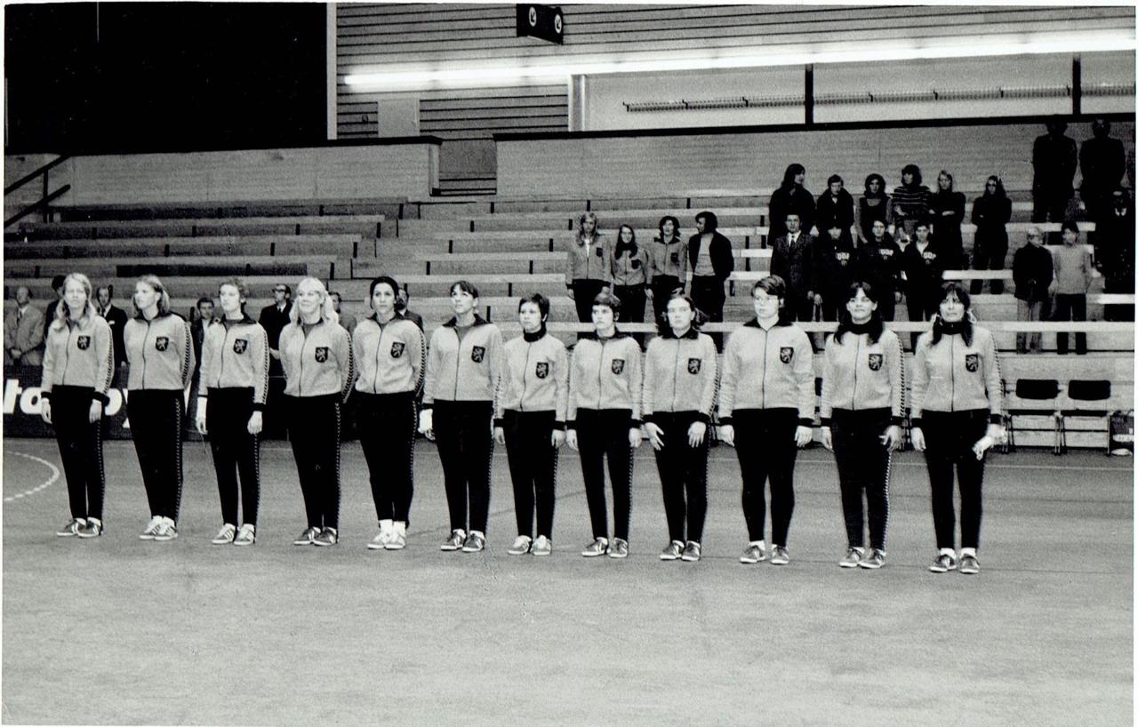 OUD-SWIFT-KEEPSTER DINY VAN MAANEN OVERLEDEN