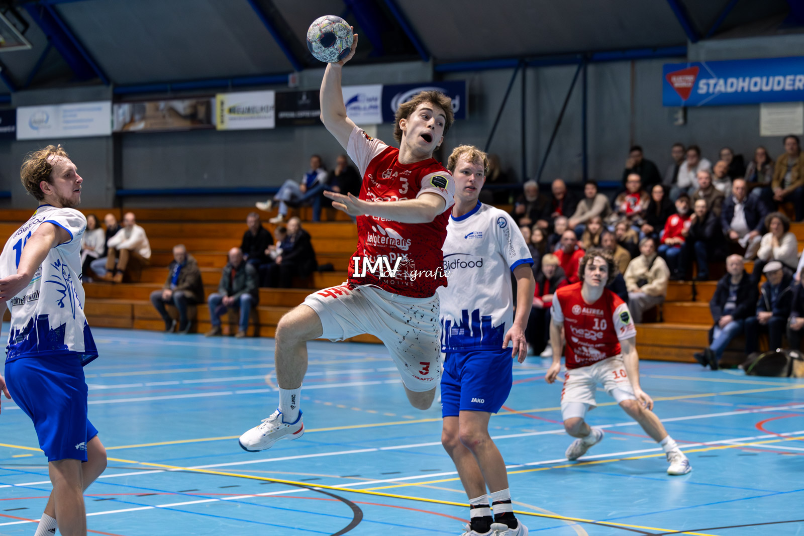 SPORTING PELT KNOKT ZICH VOORBIJ LASTIG HELLAS