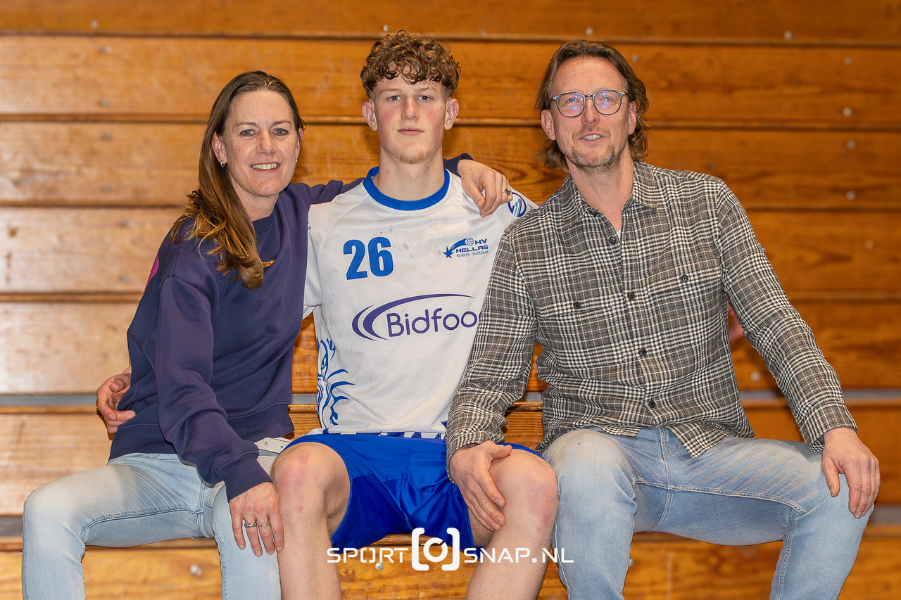 MET ZOON LUUK LOOPT ER WÉÉR EEN GENERATIE ROND BIJ HELLAS