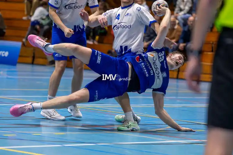 IZEGEM LOERT OP TWEEPUNTER TEGEN HELLAS