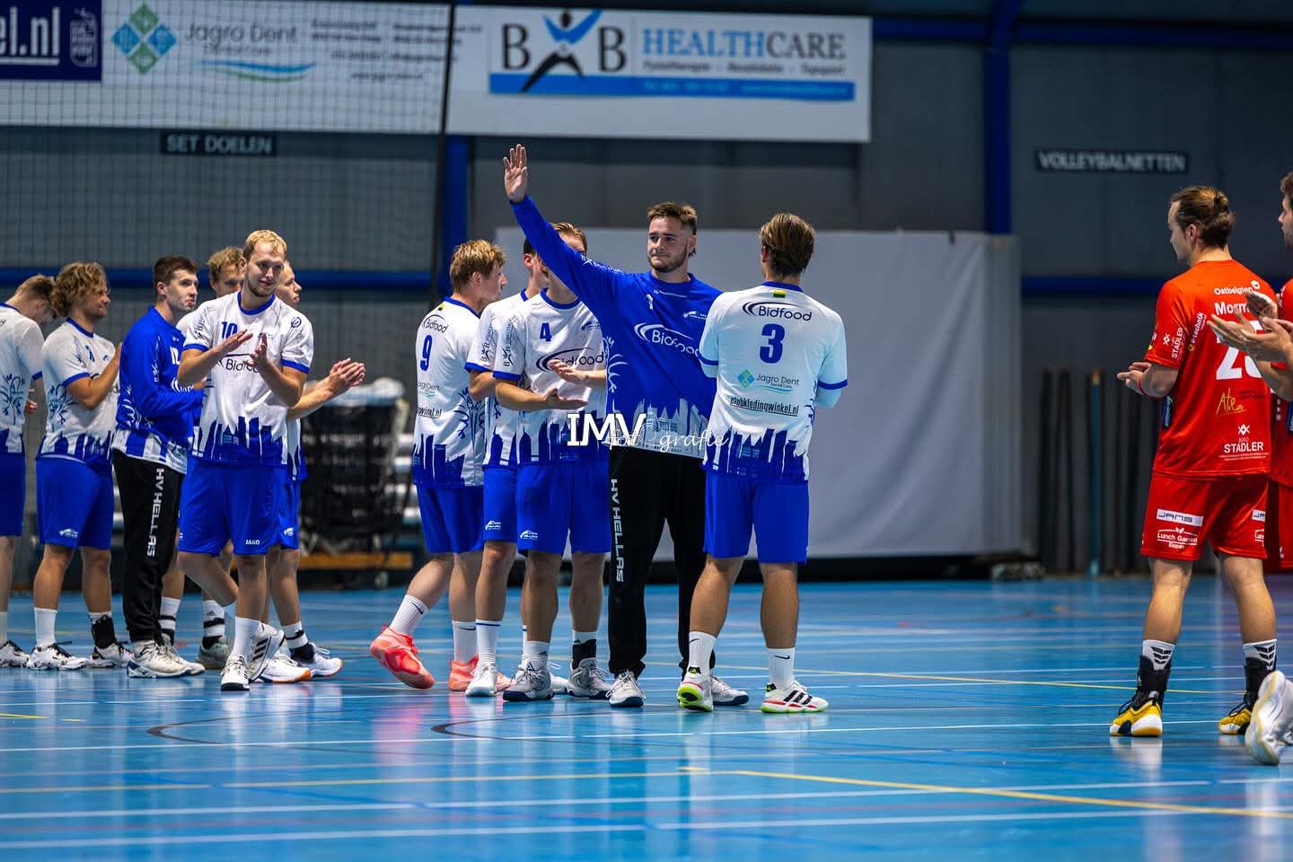 DEN HAAG/WESTLAND: STERKE START HELLAS ONDANKS NEDERLAAG