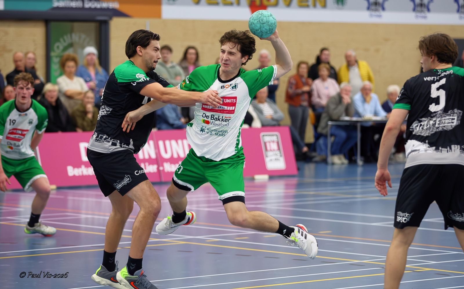 QUINTUS MAAKT INDRUK MET STERK OPTREDEN; HAAKT AAN BIJ DE TOP