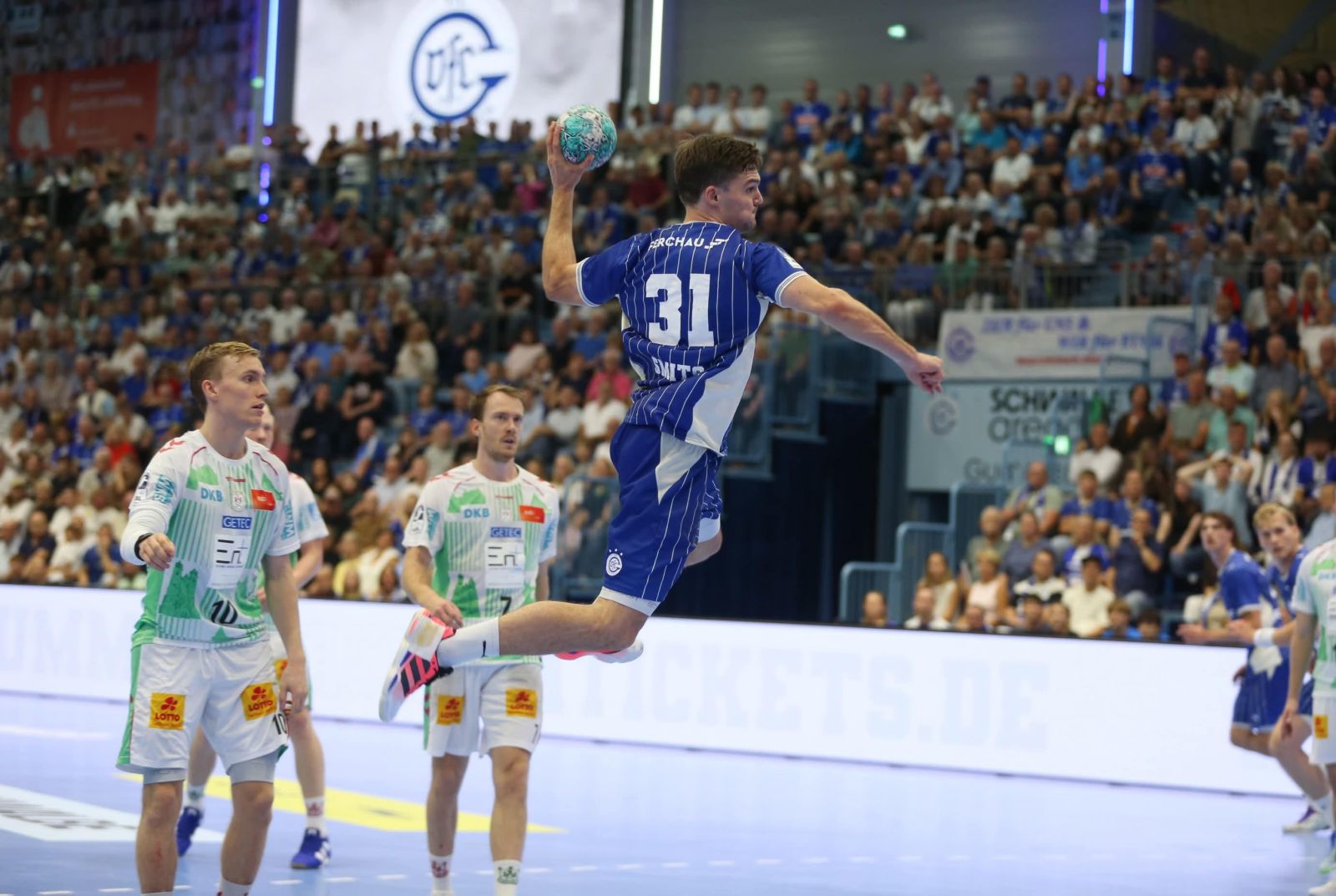KAY SMITS: NIEUW GELUK NAAST HET VELD - 'DAAR KOMT HANDBAL NOG VER ONDER'