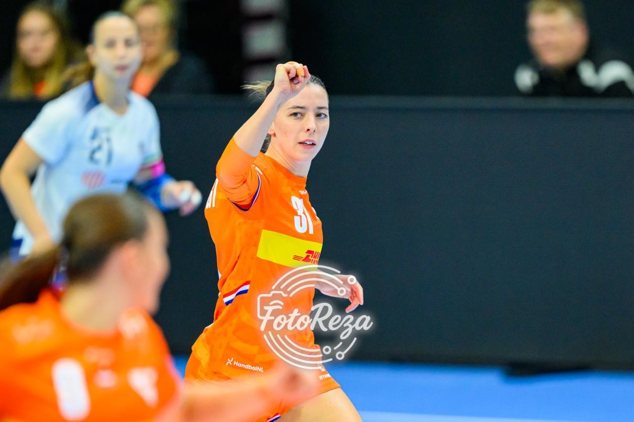ITALIË DIENT ALS KANONNENVOER VOOR ORANJE