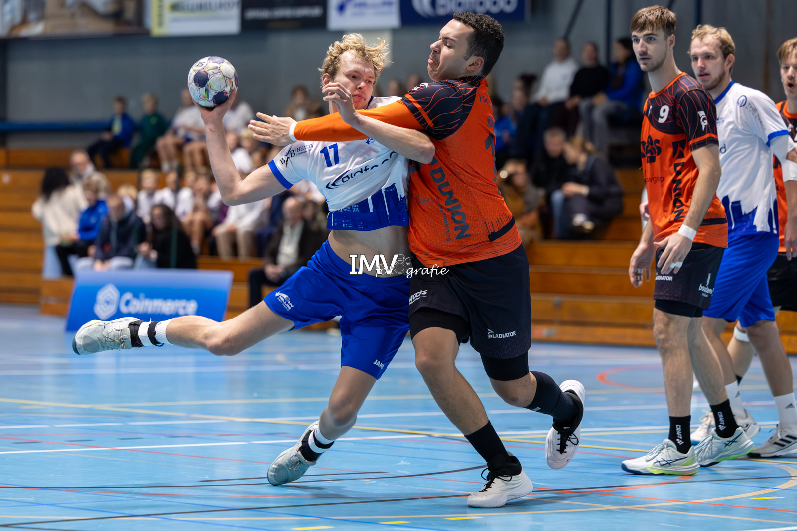 HELLAS VERKOOPT HUID ZO DUUR MOGELIJK, VOLENDAM MAATJE TE GROOT