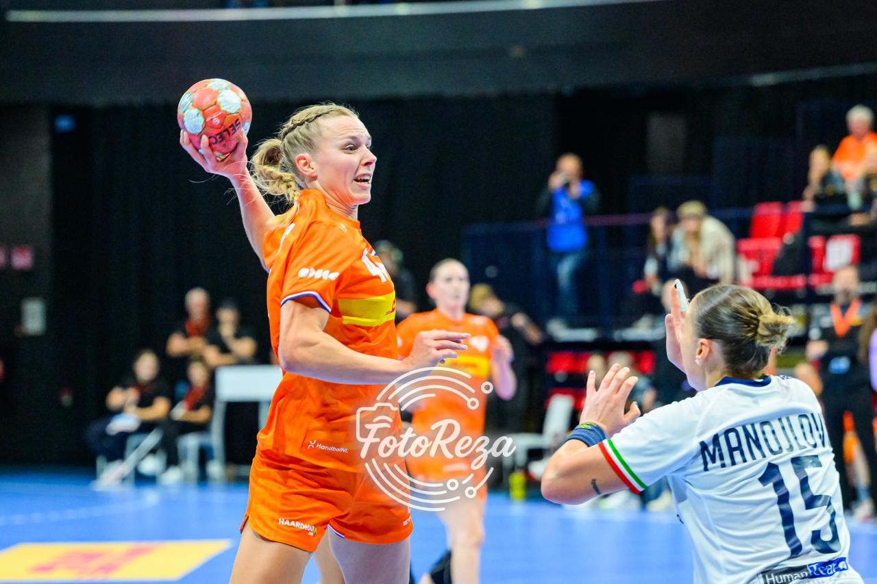ITALIË DIENT ALS KANONNENVOER VOOR ORANJE