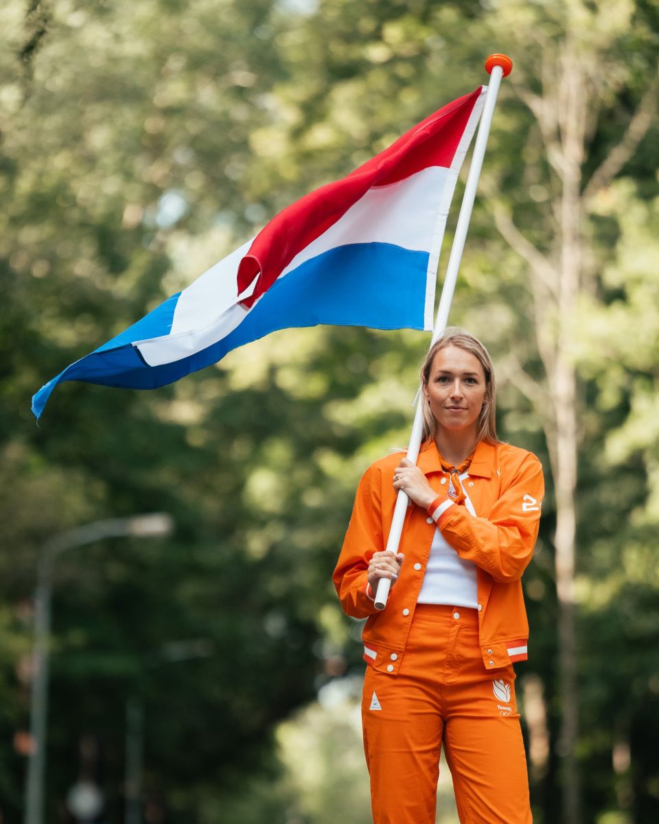 VLAGGENDRAAGSTER LOÏS ABBINGH IN GOED GEZELSCHAP
