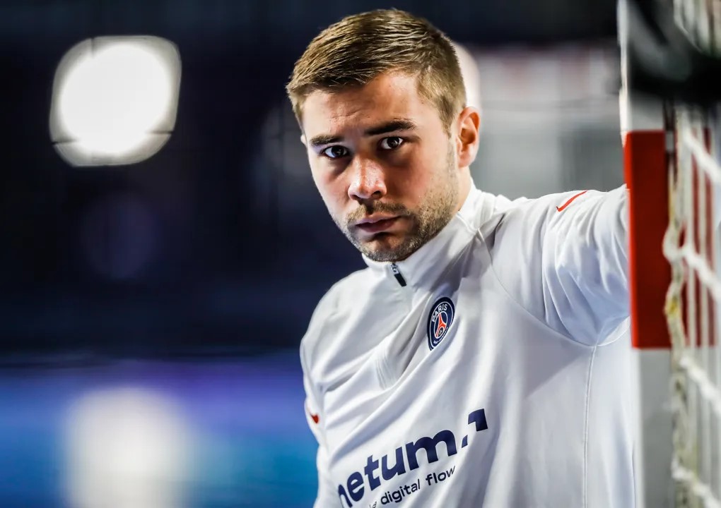 HANDBAL DOOR DE OGEN VAN LUC STEINS: ‘DOOR DE ACHTERDEUR HET HO0FDPODIUM OP'