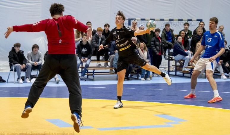 TOESCHOUWERS HOORDEN DE ARM VAN MAURO (16) BREKEN