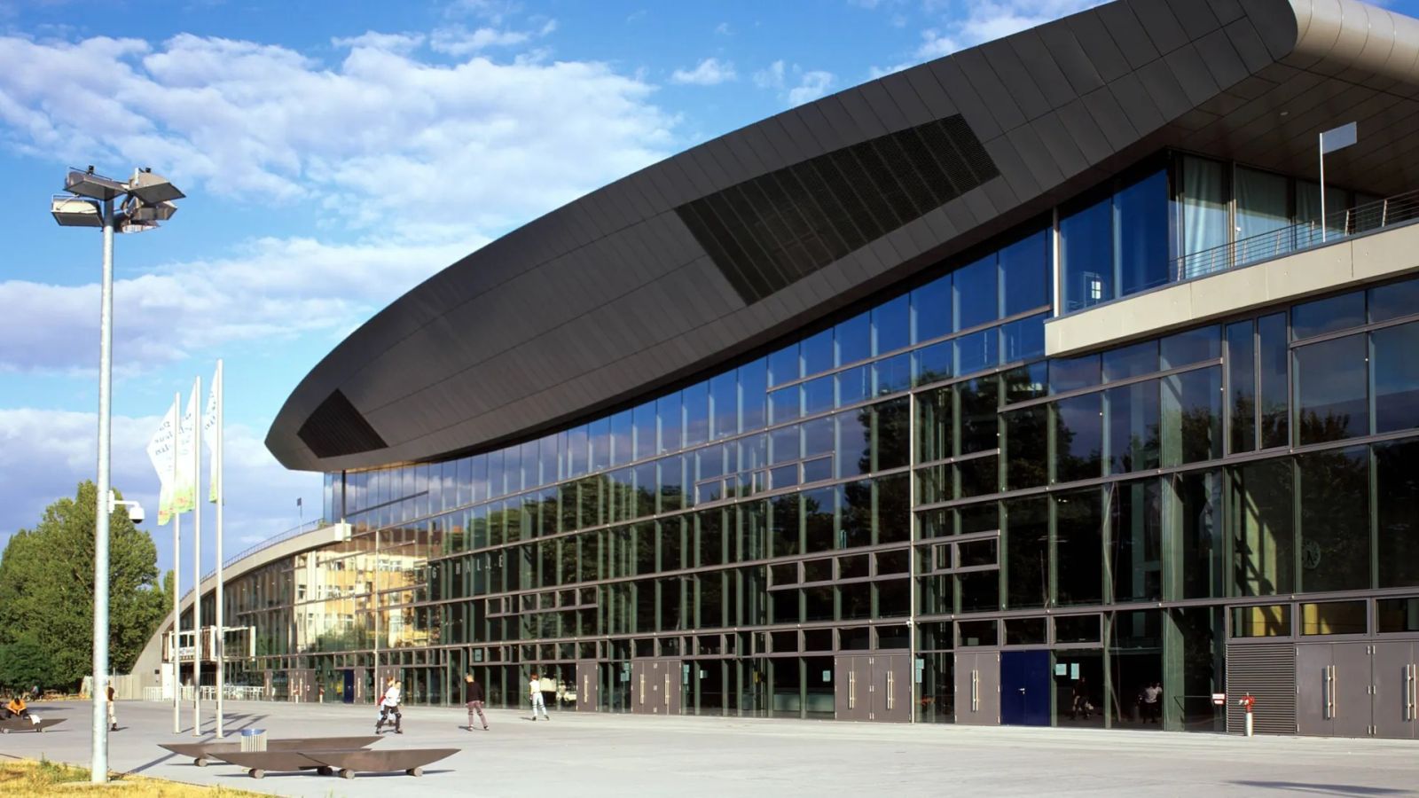 ZWARTE DAG WK 1997: TWEE DEENSE FANS DOODGESTOKEN IN BERLIJN