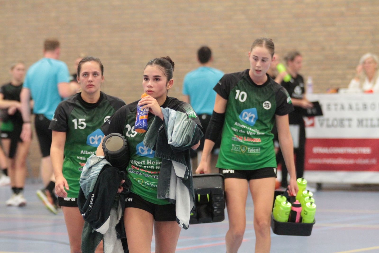 KOPJES SNEL OMLAAG IN ONGELIJKE STRIJD; 17 TREFFERS VAN BAAL