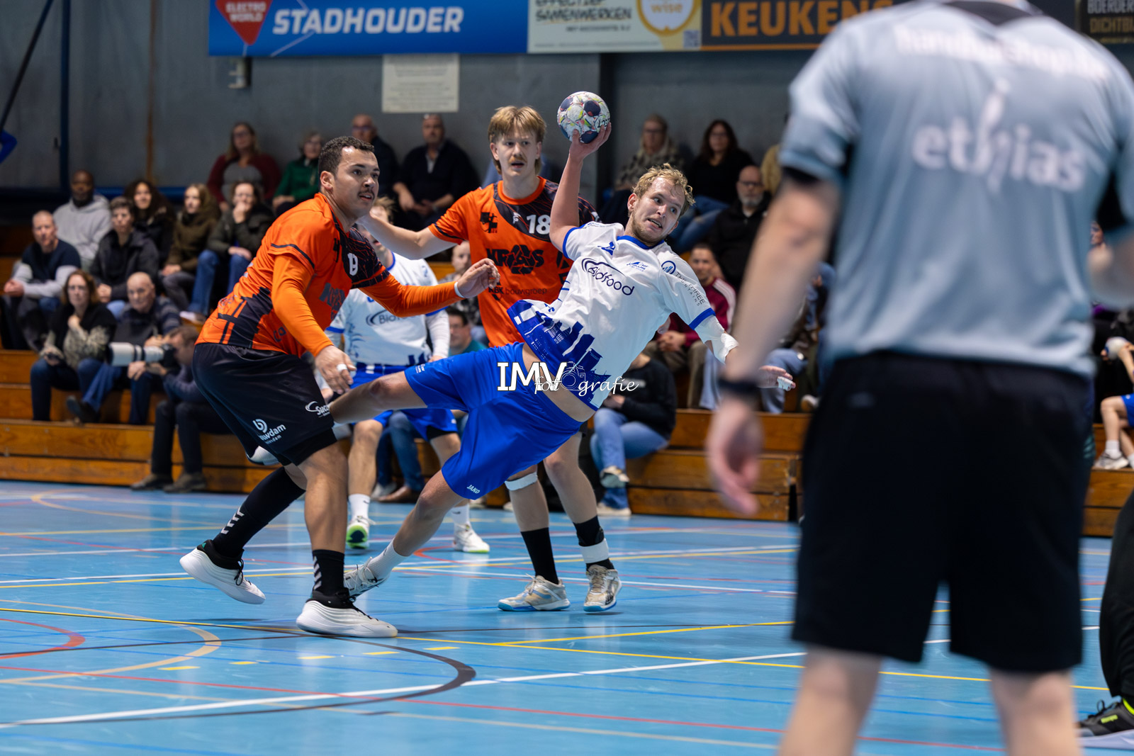 HELLAS VERKOOPT HUID ZO DUUR MOGELIJK, VOLENDAM MAATJE TE GROOT