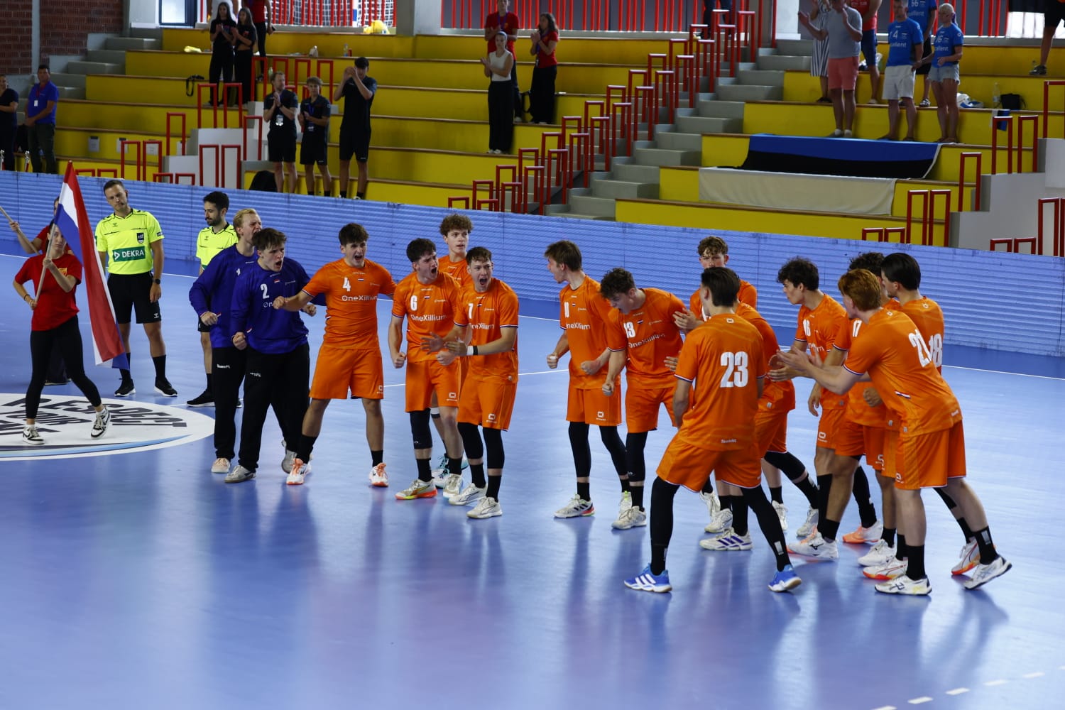 ORANJE U18: TOERNOOI GAAT UIT ALS NACHTKAARS; REVANCHE ESTLAND