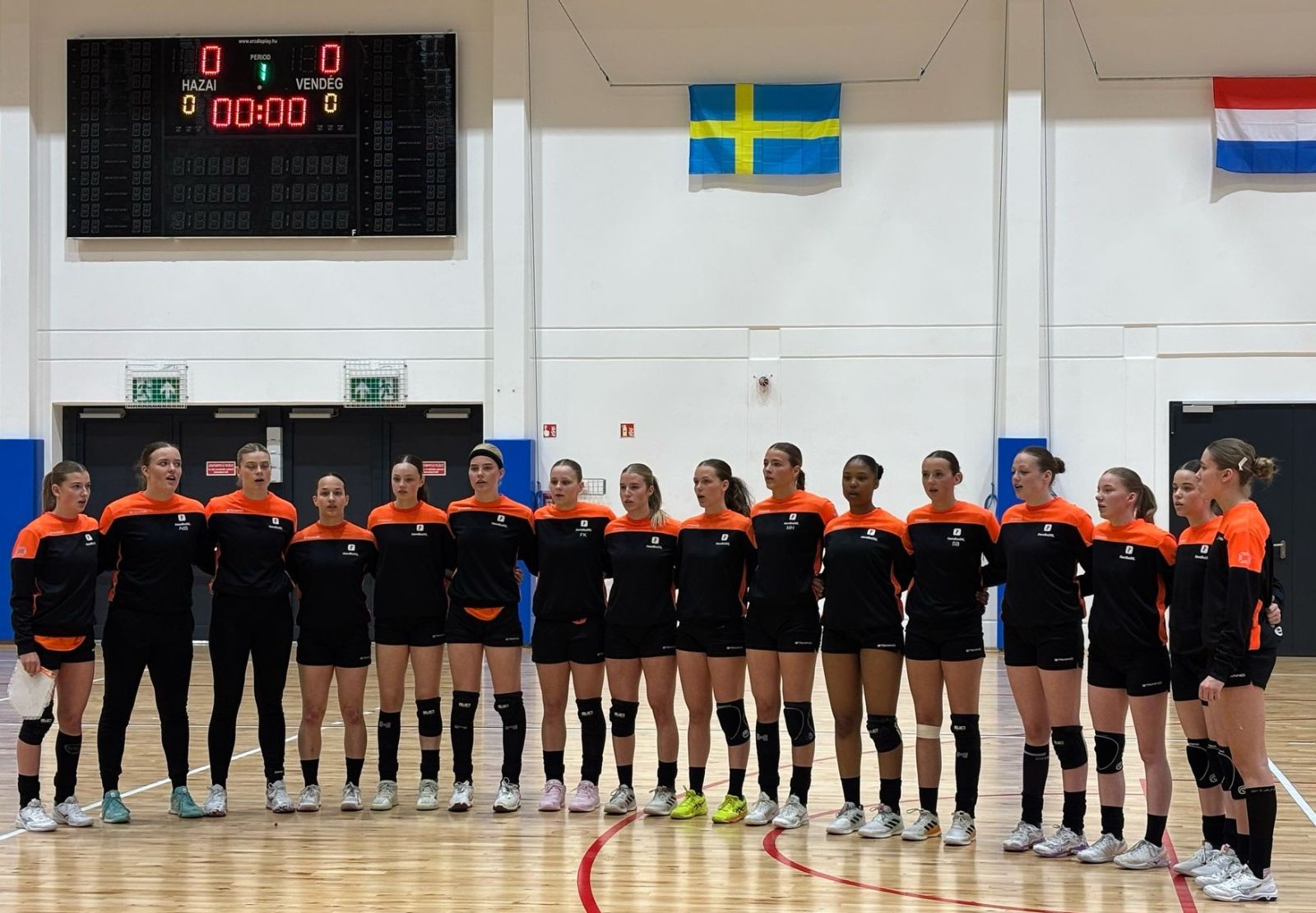OEFENTOERNOOI: ORANJE U19 EERSTE HELFT NIET BIJ DE LES