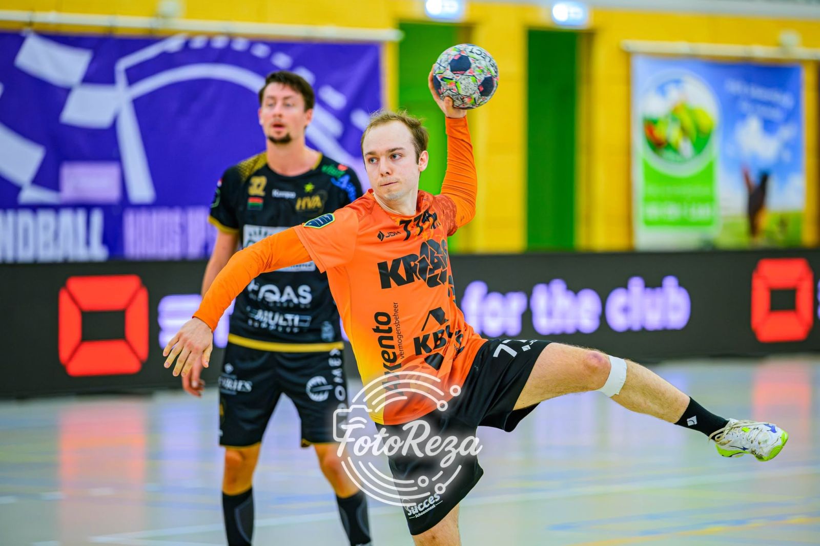 DE KOP IS ERAF: VISÉ VERRAST VOLENDAM; BLESSURE MITCHEL LUIJTEN