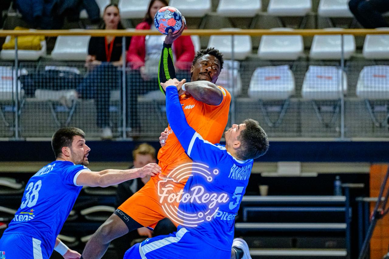 NEDERLAND KRIJGT GRIEKENLAND IN TWEEDE HELFT OP DE KNIEËN