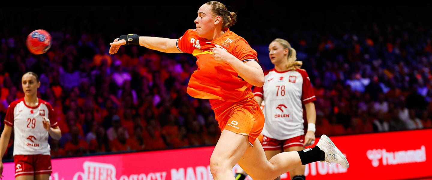 WINST OP POLEN; ORANJE NAAR KWARTFINALE WK