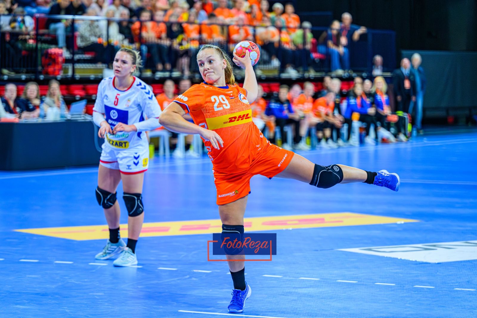 SARAH DEKKER: ‘HET HOEFT EVEN NIET OVER HANDBAL TE GAAN’