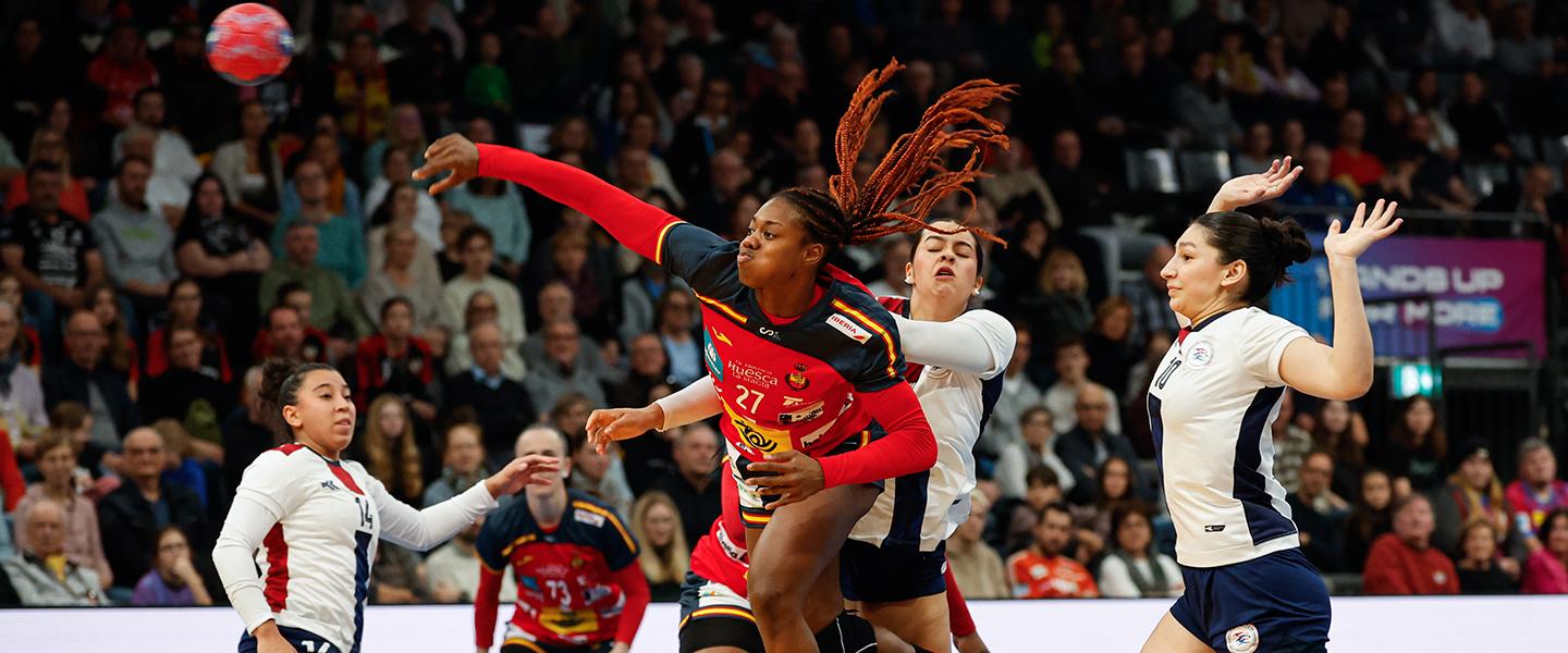 DE KOP IS ERAF: DUITSLAND OPENT WK MET SIMPELE ZEGE