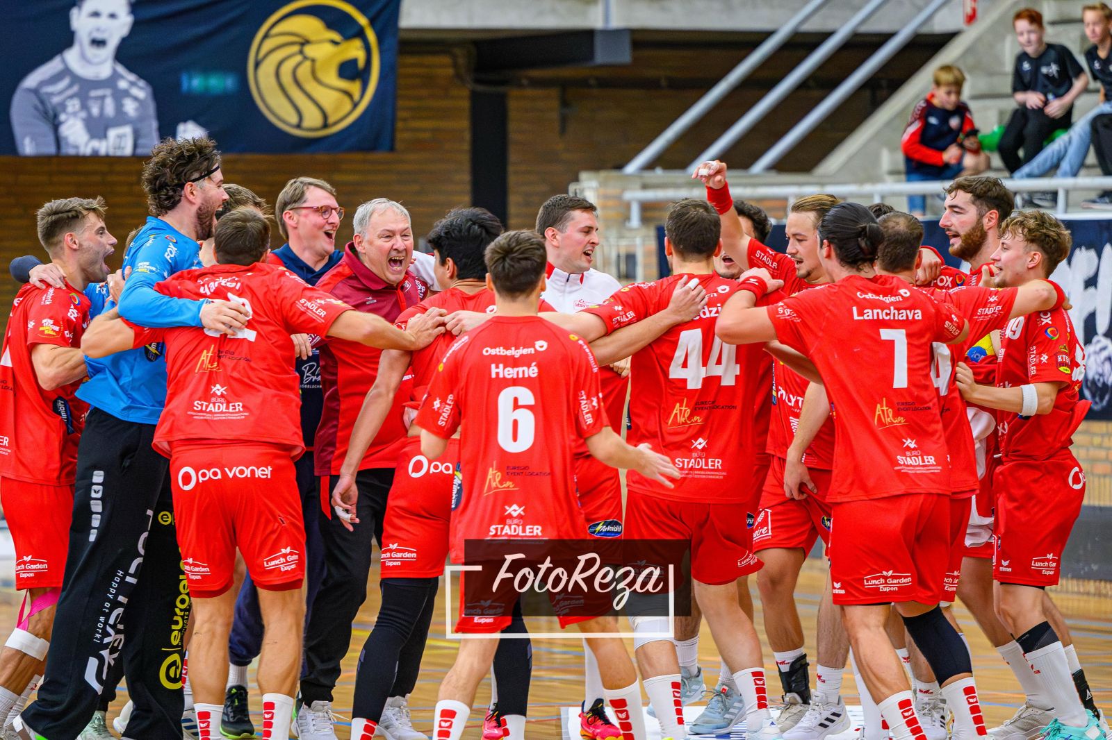 ONWERKELIJK: LIONS DRAAGT RODE LANTAARN IN SHL
