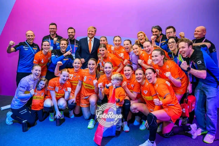 WINST OP HONGARIJE: ORANJE DENDERT DOOR NAAR HALVE FINALE