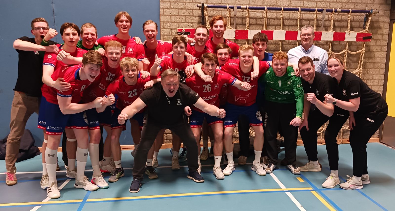 NOORD-ZUID IN TEKEN AFSCHEID TWEE TRAINERS