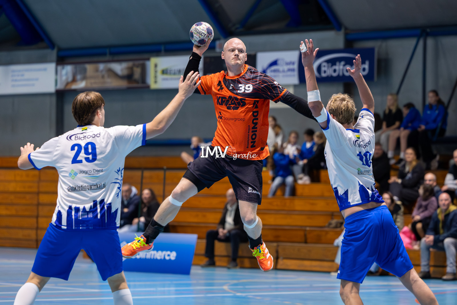 HELLAS VERKOOPT HUID ZO DUUR MOGELIJK, VOLENDAM MAATJE TE GROOT