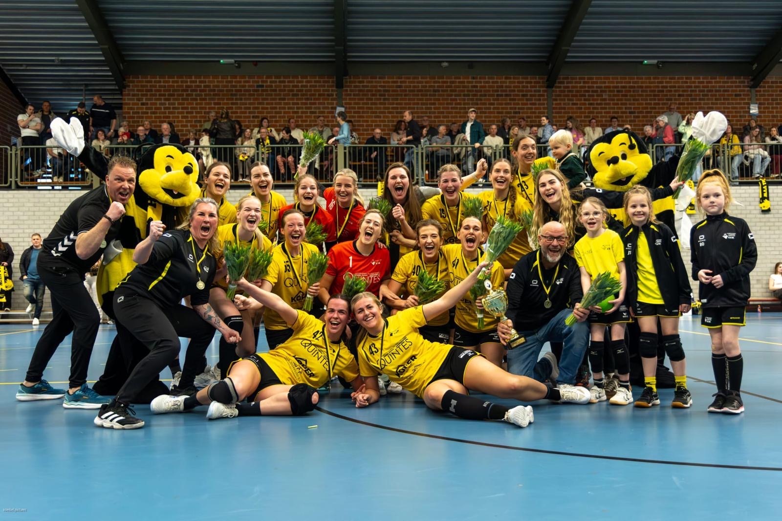 FEEST IN WERVERSHOOF: DAMESPLOEG PROMOVEERT NAAR EERSTE DIVISIE