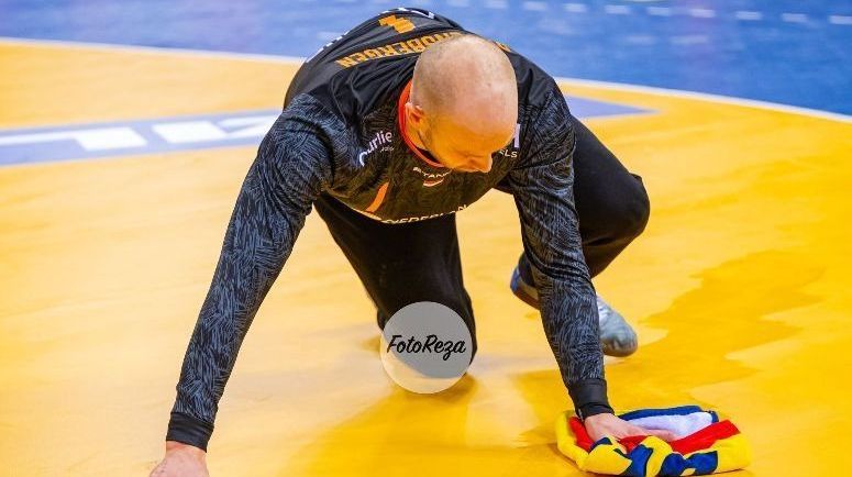 DOELMAN BART RAVENSBERGEN PER BRANCARD VAN HET VELD