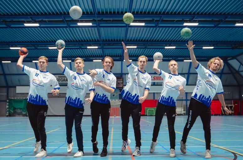 DRIE KEER TWEE BROERS WILLEN MET HELLAS NAAR DE TOP
