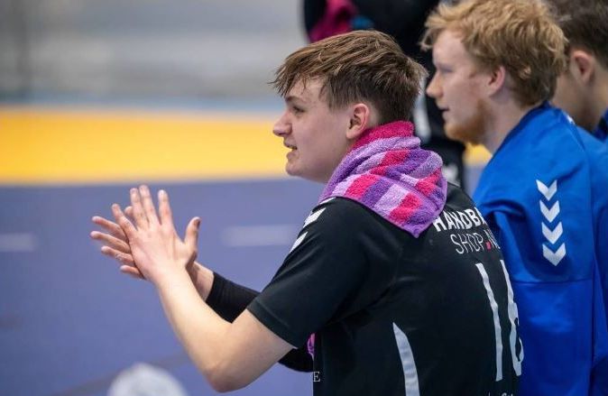 TOESCHOUWERS HOORDEN DE ARM VAN MAURO (16) BREKEN