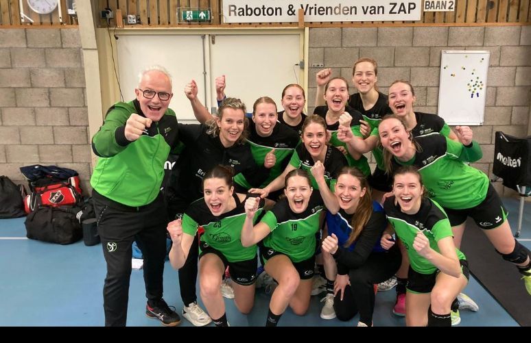 MEOS KLIMT NA UITZEGE NAAR PLEK 4