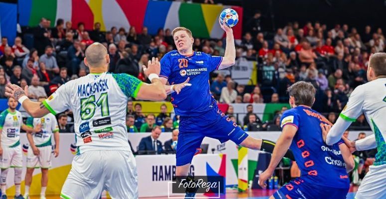 STEMMEN VOOR HET EK-ALL STAR TEAM; DRIE SPELERS ORANJE GENOMINEERD