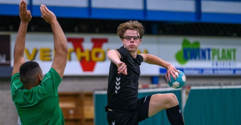 YOURI SCHUTTE HANDBALT SINDS POTJE MIDGETGOLF MET ÉÉN OOG
