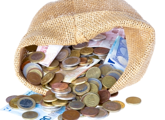 MINDER DAN ZES EURO PER UUR; PLUS ZEVENTIG EURO WASGELD