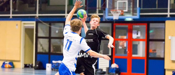 HELLAS EN WHC/HERCULES MET LEGE HANDEN TERUG NAAR DEN HAAG