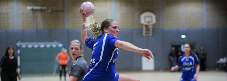 Donkere wolken boven sporthal de Zon