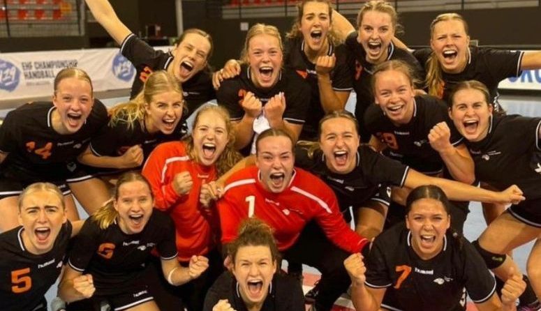 ORANJE U19 IN FINALE NA THRILLER EN STRAFWORPEN