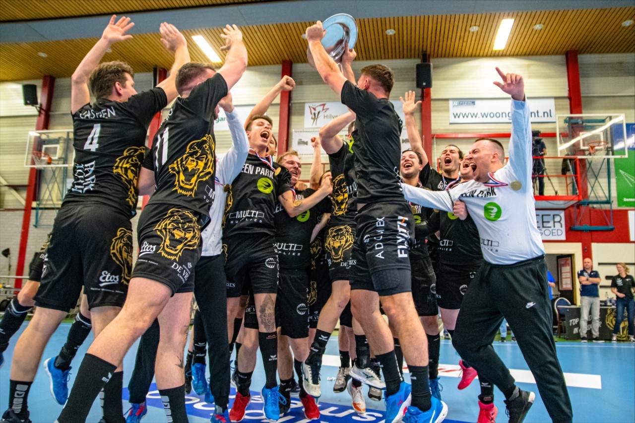 SUPERIEUR AALSMEER OVERKLAST MOEGESTREDEN VOLENDAM